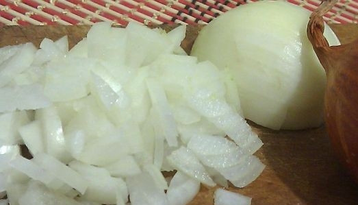 1. Этап. Гороховый суп для похудения: Теперь чистим репчатый лук и нарезаем его на мелкие кубики.