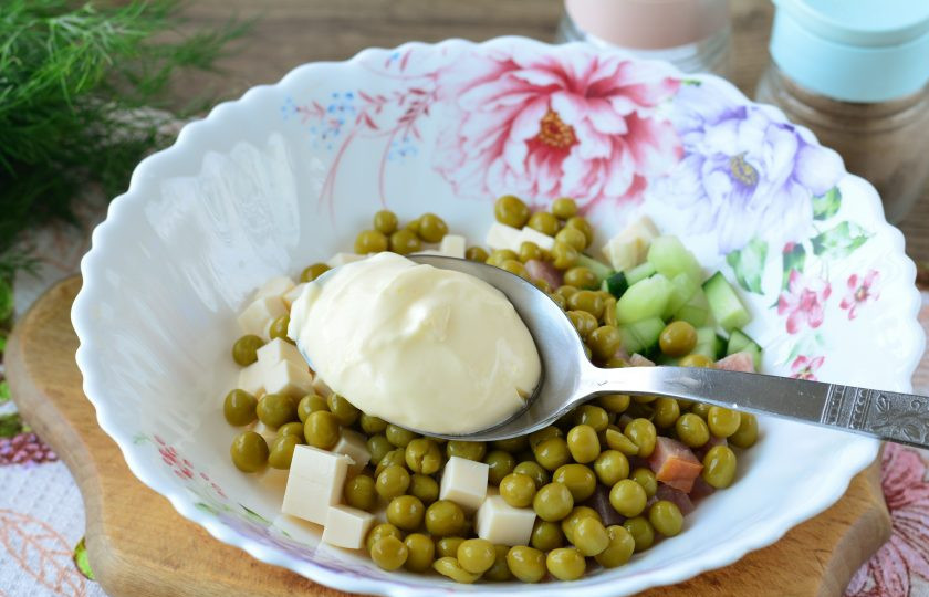 1. Этап. Салат с ветчиной и плавленым сыром: Салат посолите и поперчите по вкусу, добавьте майонез.