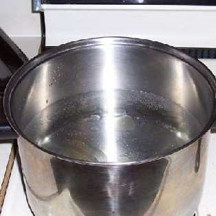 1. Этап. Тройной сырный Зити: Доведите подсоленную воду до кипения.