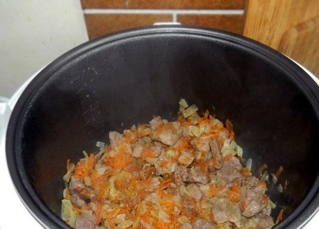 1. Этап. Говядина, тушеная в мультиварке Поларис: Закрываем крышку мультиварки и выставляем режим жарка на 40-60 минут. В зависимости от Вашей говядины. По истечению времени добавляем воду, лавровый лист, солим, перчим. Муку разводим в небольшом количестве воды и вводим в подливу. Тщательно перемешиваем и ставим на режим тушение на 1 час.