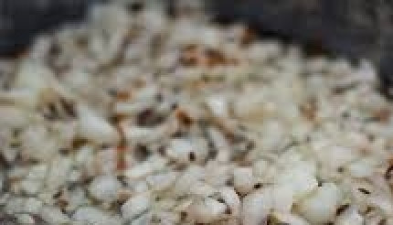 1. Этап. Карри с рисом, горошком и грибами: Лук почистите, мелко нашинкуйте и добавьте к чесноку.