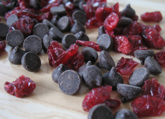 1. Этап. Овсяное печенье с клюквой: 1. Для теста смешаем сначала все сухие ингредиенты, кроме клюквы и шоколада. Добавим взбитые яйца и растопленное масло. Замешаем однородное тесто. А шоколад и клюкву смешаем между собой и добавим в последнюю очередь.