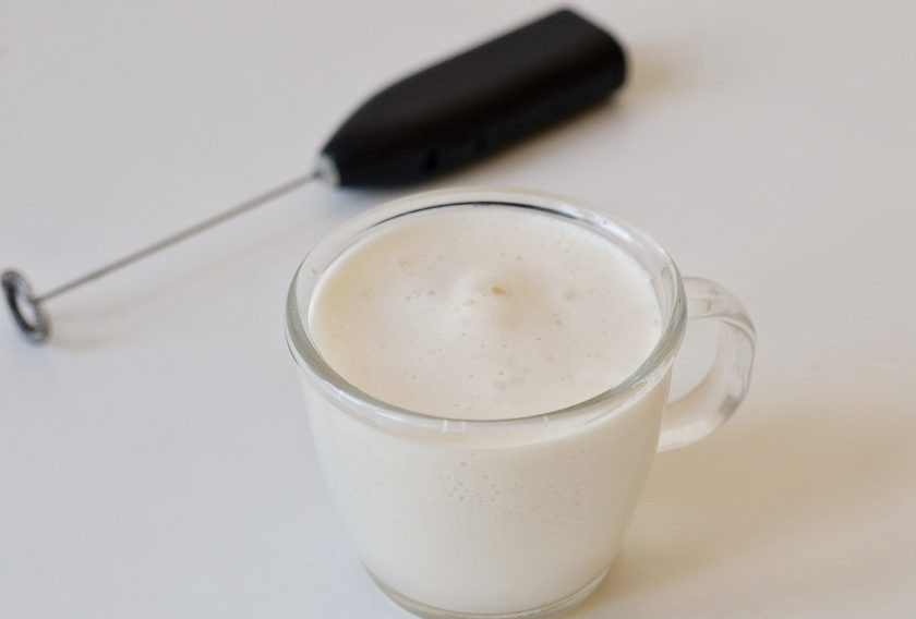 1. Этап. Белый горячий шоколад: Молоко взбейте до образования пенки с помощью капучинатора.