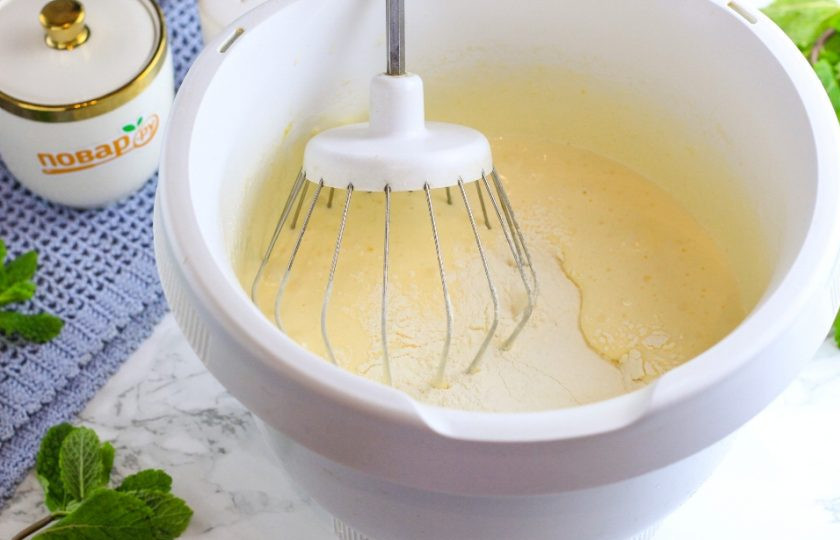 1. Этап. Торт из варенья черной смородины: Всыпьте пшеничную муку высшего сорта по частям и вмешайте ее в массу. По желанию можете всыпать немного ванильного сахара. Масса получится густоватой — это нормально.