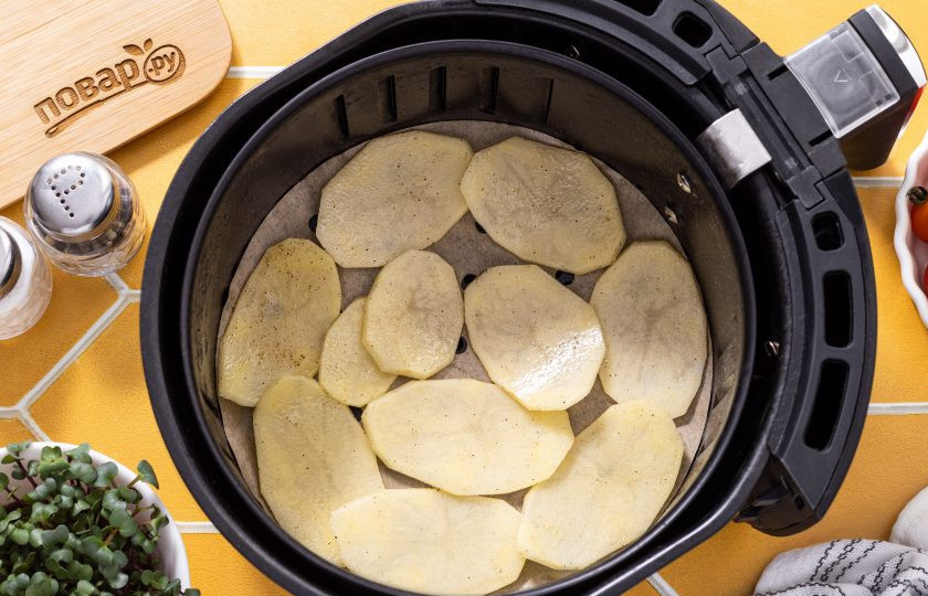 1. Этап. Чипсы из картошки в аэрогриле: Выложите картофель в один слой в корзину аэрогриля. Готовьте чипсы 10-12 минут при 190 градусах.