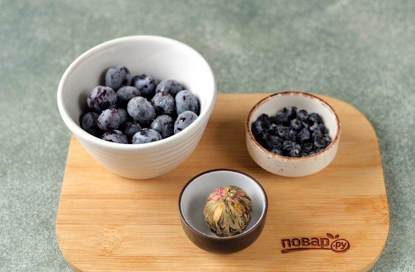 1. Этап. Зеленый чай с голубикой: Подготовьте необходимые ингредиенты. Замороженную голубику можно не размораживать предварительно.