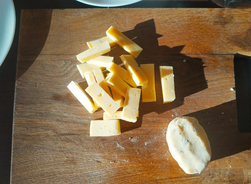 1. Этап. Испанские крокеты: Сформируйте овальный крокет и обваляйте в муке. Таким образом сделайте все крокеты.