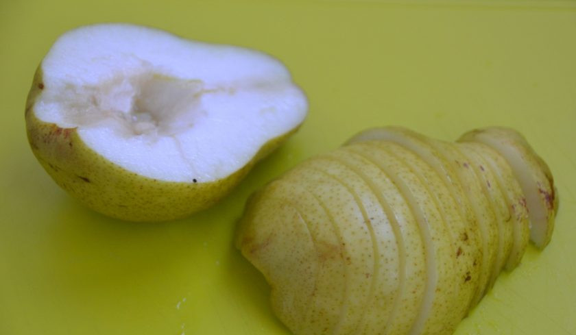 1. Этап. Пирог с грушей и сыром: Груши очистите от сердцевинки, нарежьте тонкими ломтиками, сохраняя форму.