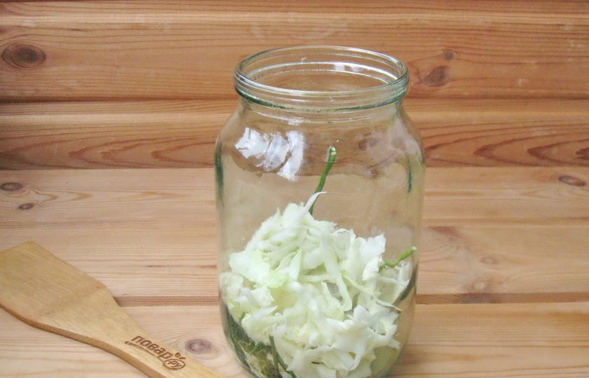 1. Этап. Помидоры с капустой без стерилизации: На дно банки выложите слой капусты.