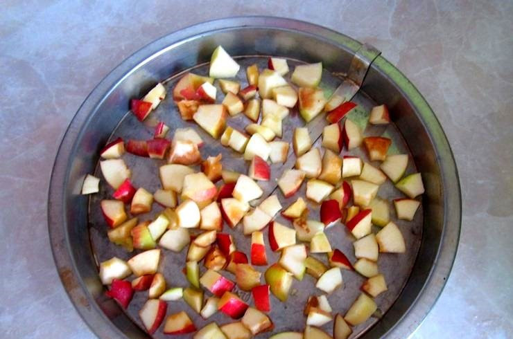 1. Этап. Яблочная шарлотка на скорую руку: 2. Дно формы для запекания смазать небольшим количеством масла или застелить пергаментом. Выложить яблоки.