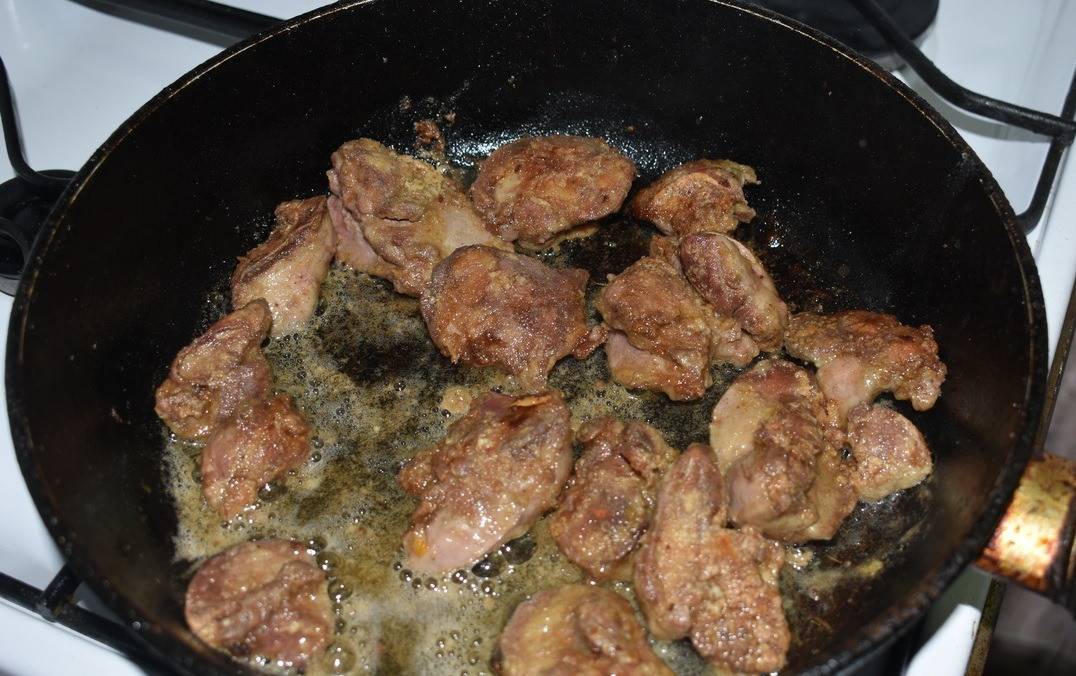 1. Stage. Liver salad with nuts: Mix flour, salt, curry, black pepper in a bag. Fold the cleaned clean liver in a bag, shake well. Fry the liver on both sides in a hot frying pan, greased with a sufficient amount of vegetable oil, until appetizing golden roasts appear. The liver is fried very quickly. Cut one piece, if there is no red spot in the middle - the liver is ready. Set aside a few pieces for decoration. Cut the rest into strips.