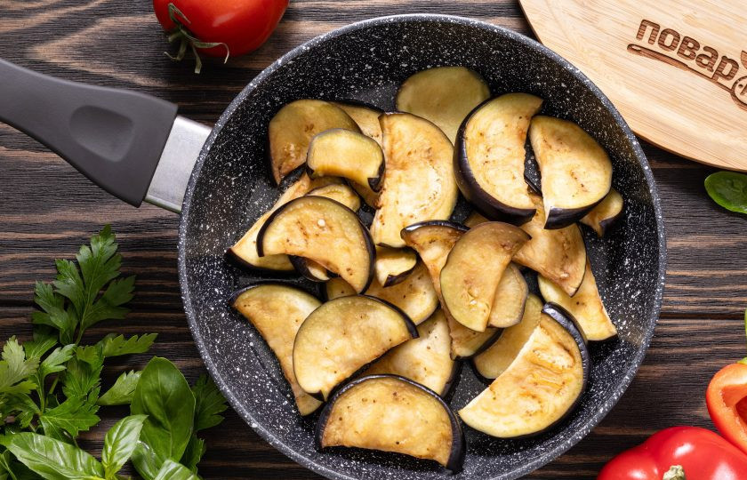 1. Этап. Аджапсандал с баклажаном и чесноком: Разогрейте сковороду на среднем огне с растительным маслом. Выложите баклажаны и обжаривайте примерно 15 минут почти до готовности. Они должны стать мягкими, но не превратиться в кашу.