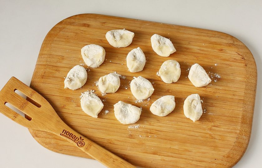 1. Этап. Вареники с сюрпризом: От теста отрежьте кусок, скатайте из него колбаску, нарежьте ее на кусочки и каждый кусочек обваляйте с двух сторон в муке.