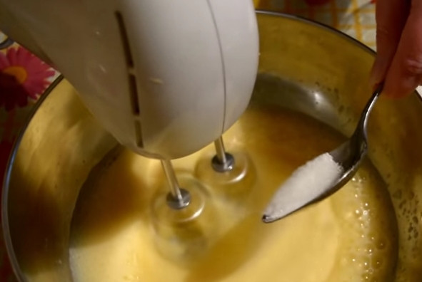 1. Этап. Бисквитный торт Славяночка: 6. Для приготовления бисквита с маком взбейте яйца со щепоткой соли. Когда масса посветлеет, начните частями вводить сахар, не прекращая взбивать. Получится густая, устойчивая пена.