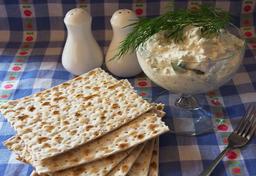 1. Этап. Творог с зеленью и огурцом: Подаем к столу. Такой творог отлично идет с крекером, мацой, гренками. Я подавала с мацой. Очень интересно.