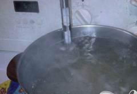 1. Этап. Десерт Летучий остров: 1. Из 3/4 стакана сахара, 1/4 стакана воды и 3 столовых ложки молотого кофе сделать сироп, перемешав все компоненты в кастрюльке и вскипятив смесь. Как правило, для этого требуется 5 минут.