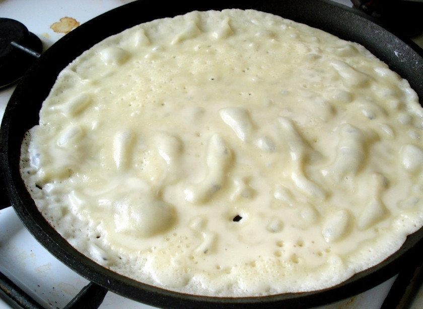 1. Этап. Блины на ряженке тонкие: 3. Теперь прогреем чугунную или тефлоновую сковороду. Выливаем понемногу теста, это и будет блин. Выпекаем каждый блин с двух сторон до румяности.