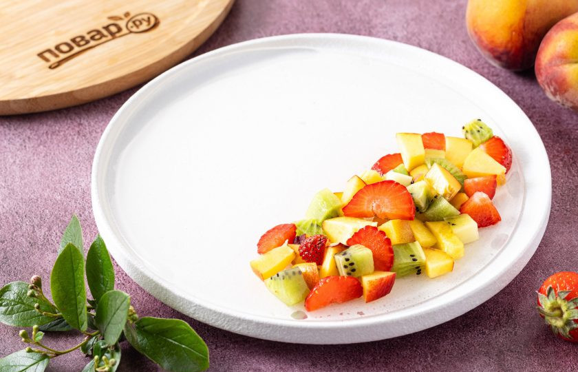 1. Этап. Прозрачные блины: Аккуратно выложите на тарелку прозрачный блинчик, затем на одну из сторон добавьте начинку. Накройте второй половиной.