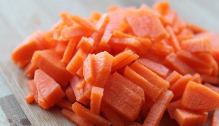 1. Этап. Рыбный суп-пюре: Так же нарезаем морковь.