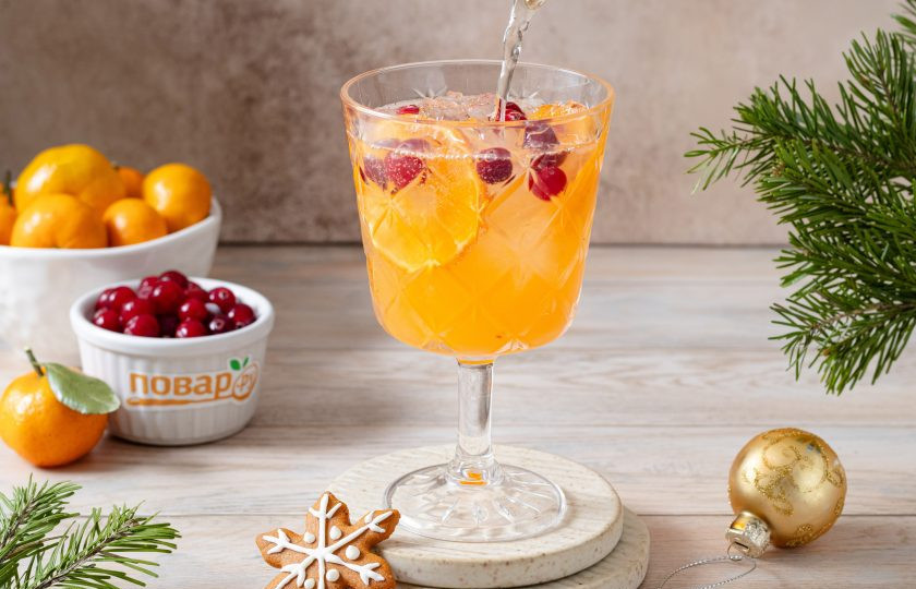 1. Этап. Новогодний коктейль: Добавьте шампанское и украсьте коктейль розмарином.