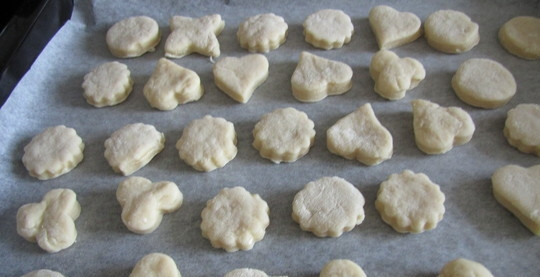 1. Этап. Творожные пряники: Противень застелите пергаментом для запекания. На него выложите получившиеся прянички из теста. Обязательно оставьте между ними немного пространства, так как в процессе выпекания пряники увеличиваются в размере и могут склеиться между собой.