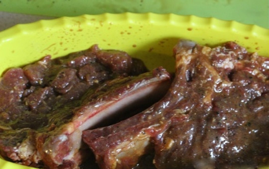 1. Этап. Запеченная корейка на кости: 3. В миску к маринаду выложите корейку на кости, тщательно смажьте мясо маринадом, чтобы оно хорошо пропиталось ароматом. Отправьте мариноваться в холодильник на 6 часов, можно оставить на ночь.