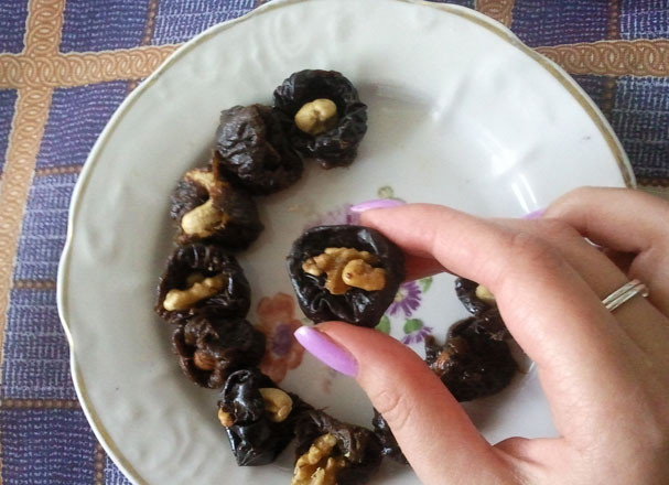 1. Этап. Рафаэлло из творога: 4. В качестве начинки в данном случае будет чернослив с орехом. Вы можете готовить и по классическому рецепту 