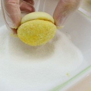 1. Этап. Пирожные Персики: 14. Затем опустите покрашенной частью в сахар.