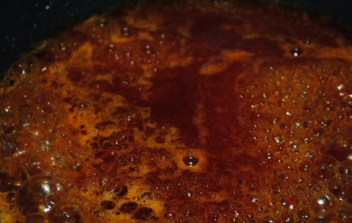 1. Этап. Куриные кусочки в соусе: Обжаренную курицу кладем на бумажное полотенце, чтобы стек лишний жир. Вок промываем и вливаем в него соус, доводим до кипения.