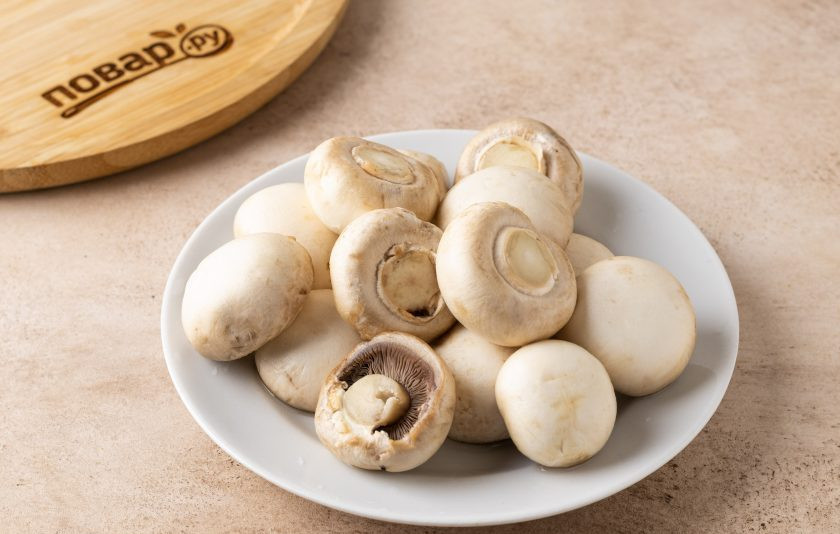 1. Этап. Шампиньоны в соусе карри: Шампиньоны помойте, отрежьте ножки, их мы использовать не будем.