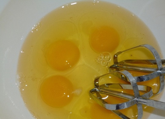 1. Этап. Бисквитные пирожные с кремом: 1. Включите духовку перед началом процесса готовки, чтобы она разогрелась до 200 градусов. Яйца вбейте в глубокую мисочку и взбейте.