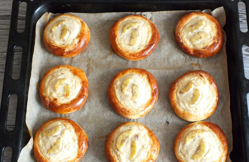 1. Этап. Ватрушки с бананом: По истечении времени снимите готовые ватрушки с листа.