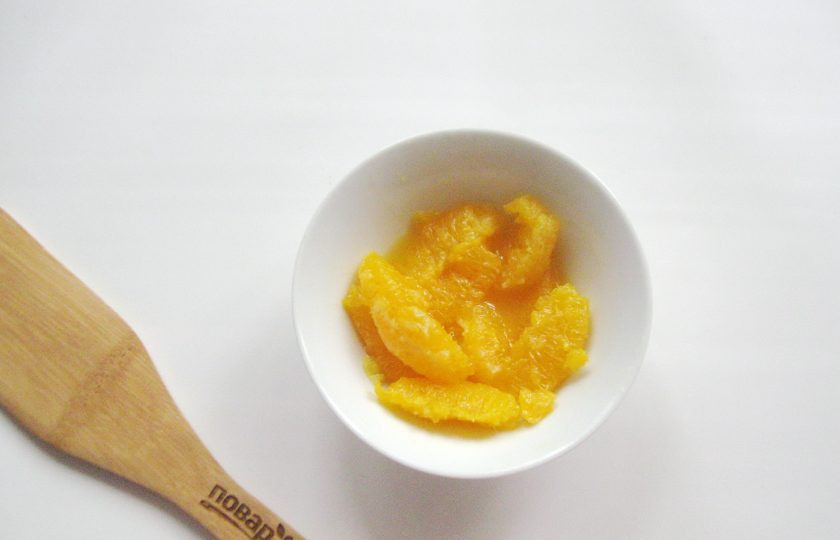 1. Этап. Салат Три капусты: Апельсин помойте, очистите, разберите на дольки и снимите полностью белую пленку. Должна остаться одна мякоть. При этом весь сок, который выделится, соберите в отдельную емкость.