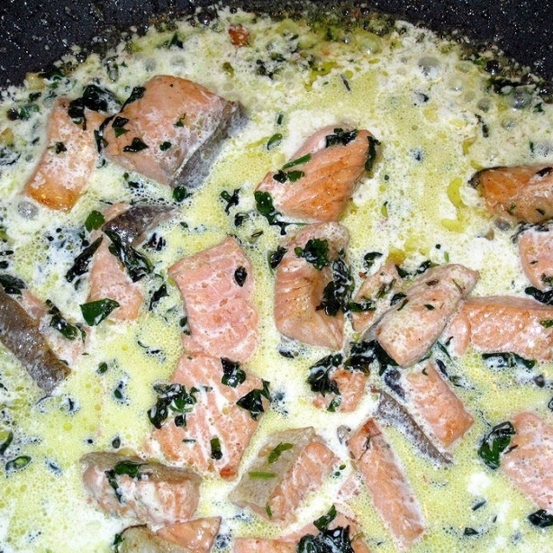 1. Этап. Ризотто с красной рыбой: Добавляем сливки, перемешиваем и тушим еще около 5 минут.