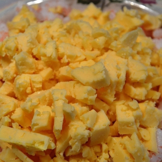 1. Этап. Салат Морская звезда: Сыр и вареные яйца натираем на крупной терке, добавляем к креветкам.