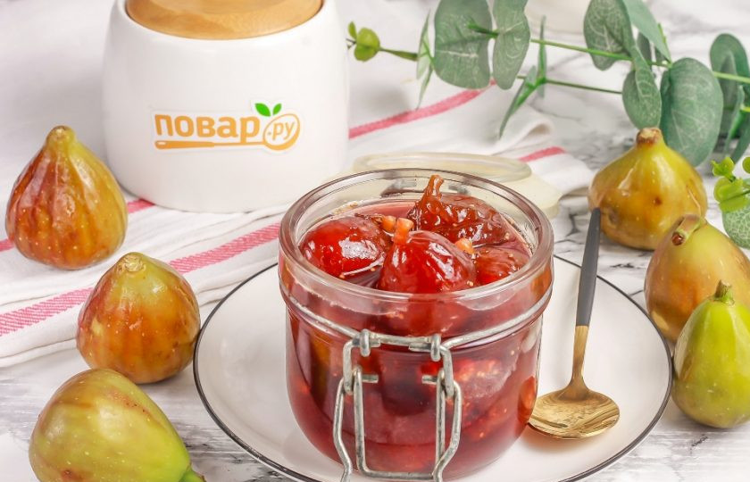 1. Этап. Консервированный инжир: В последний раз прогрейте варенье и ошпарьте банки и крышки кипятком. Выложите в банки плоды инжира и залейте сиропом, закупорьте крышками банки. Остудите и отнесите в гараж, подвал или кладовую до зимы.