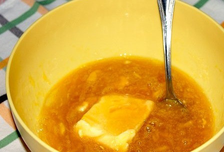 1. Этап. Торт Арлекин: 2. Вилкой немного разбить яйца, чтобы белок не свернулся при нагревании. Сильно взбивать не обязательно.