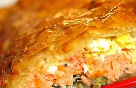 1. Этап. Пирог с красной рыбой из слоеного теста: Отправьте рыбный пирог в духовой шкаф. Запекайте его при температуре 180 градусов по в районе сорока минут до аппетитной золотой корочки.