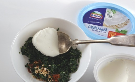 1. Этап. Фаршированная куриная грудка в беконе: Переложить шпинат в миску, немного остудить, добавить сливочный творожный сыр ТМ Hochland, специи, все перемешать.