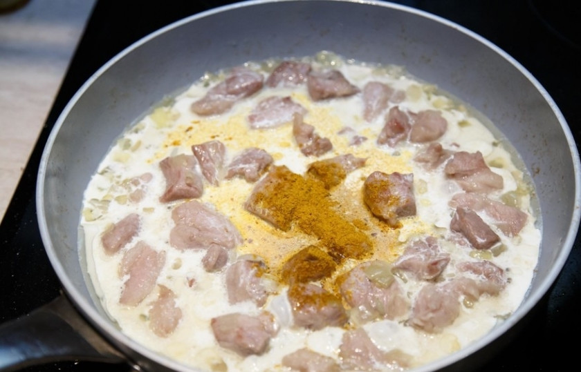 1. Этап. Карри со свининой: Через 8 минут в свинину нужно добавить сливки и карри. Этот соус нужно хорошо перемешать и убавить огонь до минимума. Тушите соус до загустения.