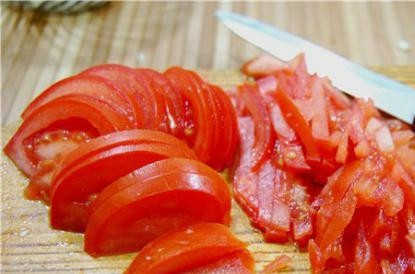 1. Этап. Томатный суп с мидиями: Помидоры моем и можно снять с них кожицу, а можно и не снимать. Нарезаем 2 помидора мелкими кубиками, а 2 тонкими дольками или полосками.