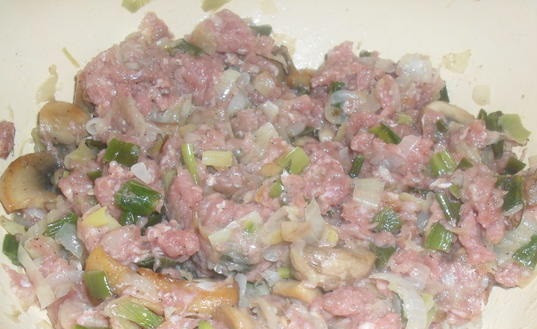 1. Этап. Патиссоны, фаршированные грибами: Грибы смешайте с фаршем, луком и мякотью патиссонов. Соль и перец по вкусу.