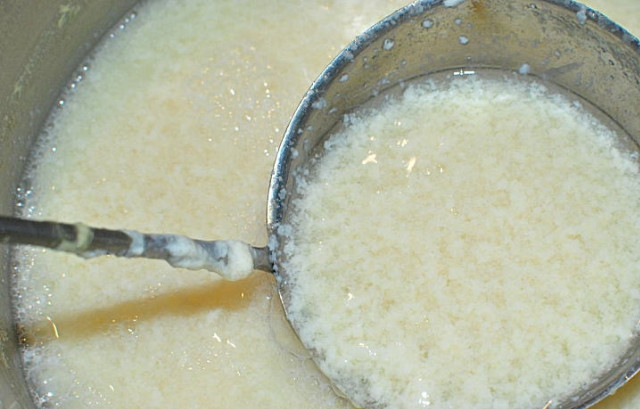 1. Этап. Котлеты из бобов: Залейте кашу водой из расчета на одну часть бобов три части воды. Доведите смесь до кипения, снимите пену и проварите 10 минут. Затем процедите смесь, в жидкость добавьте уксус, размешайте и подождите 10-15 минут. На дно посуды осядут соевые хлопья. Процедите через мелкое сито и положите соевую массу на тонкое полотенце.