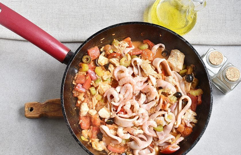 1. Этап. Рагу из морепродуктов: Выложите в рагу креветки. Пару раз перемешайте и отключите нагрев. Дайте постоять 5 минут.