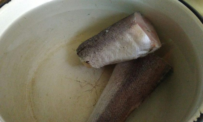 1. Этап. Суп из хека с рисом и яйцом: 2. Залейте холодной водой и доведите до кипения. Снимите пену, посолите и добавьте приправы.