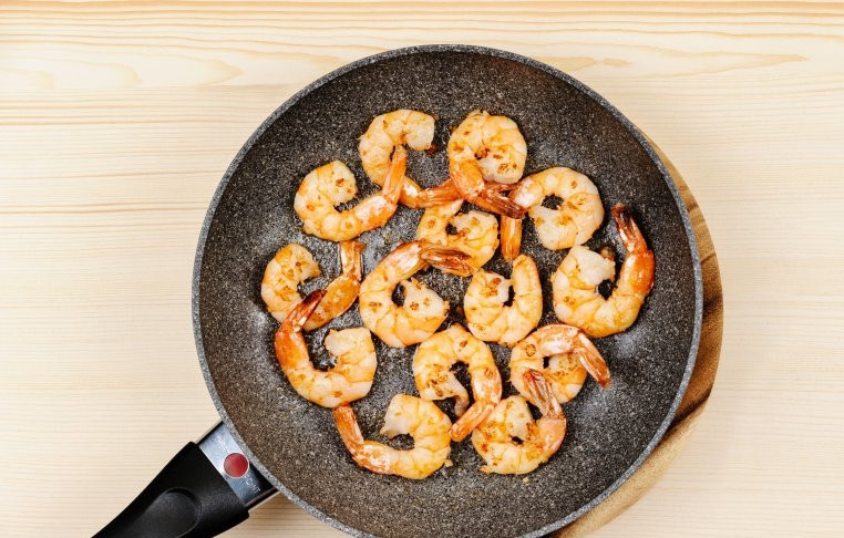 1. Этап. Салат Руккола с креветками: Разогрейте сковороду, налейте в неё немного масла оливкового, обжарьте креветки минуты 2-3 всего, помешивая постоянно.