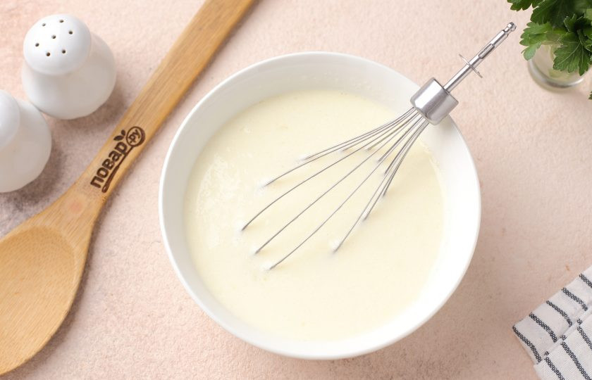 1. Этап. Пирог из лаваша с фаршем и кабачком: Отдельно соедините кефир, молоко и оставшиеся яйца. Добавьте соль по вкусу и тщательно взбейте.