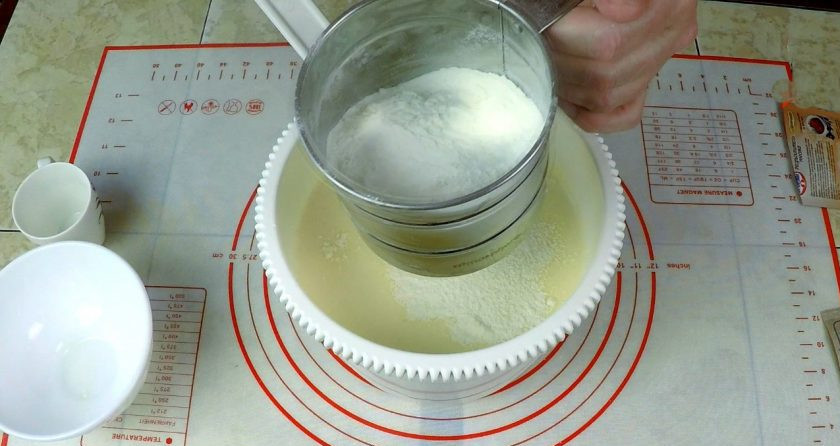 1. Этап. Бисквит Зу-Зу: В готовую смесь сквозь сито всыпаем частями всю муку, крахмал, ванилин, разрыхлитель. Перемешиваю тесто до однородной массы с идеальной текстурой.