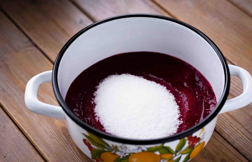 1. Этап. Воздушная пастила: Ягодное пюре переложите в кастрюльку, добавьте сахар, поставьте на плиту на умеренный огонь и дождитесь закипания, постоянно помешивая ложкой.