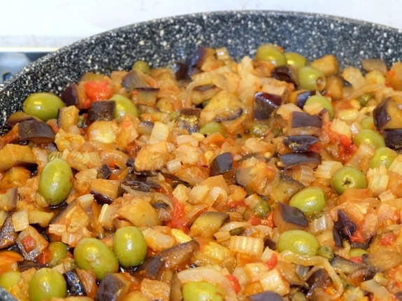 1. Этап. Овощи по-сицилийски с каперсами: 14. Тушим около 10 минут при постоянном помешивании.